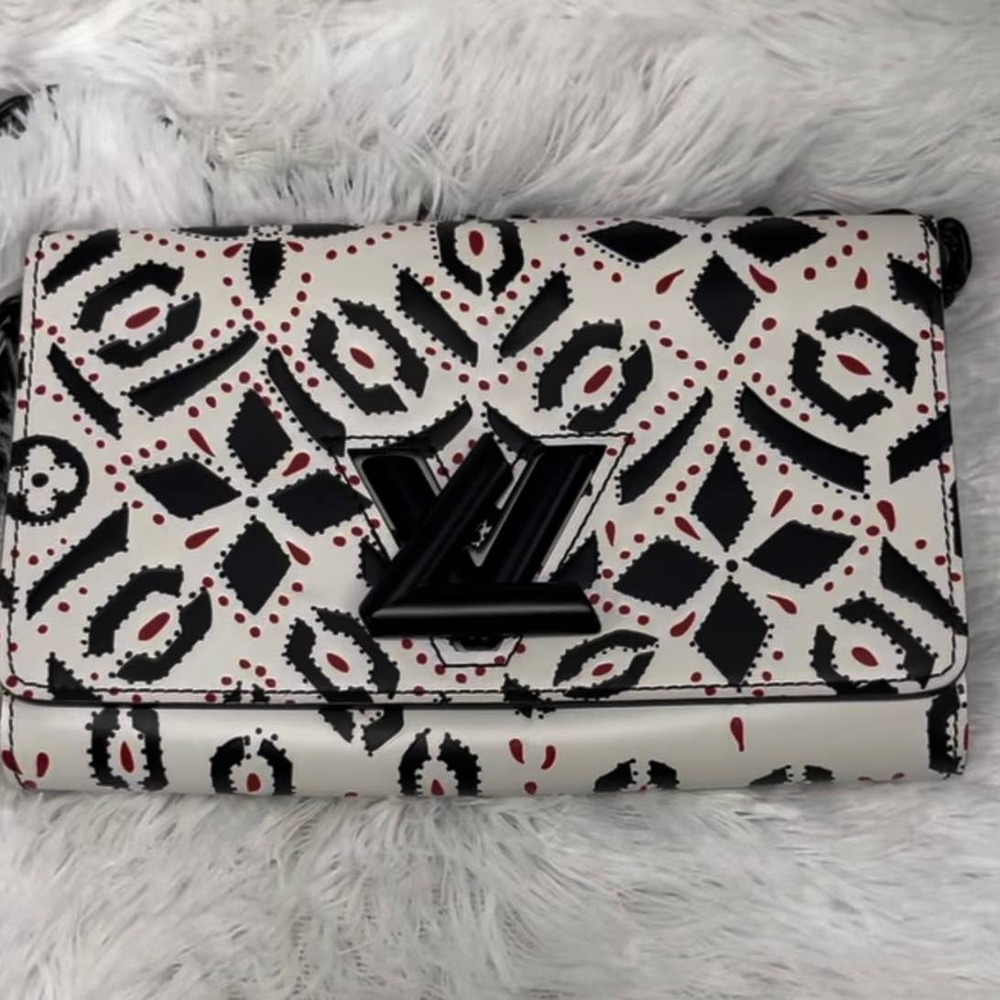 💎✨BEAUTIFUL✨💎 Authentic Twist Chain Louis Vuitton: Timeless Elegance - Picture 8 of 15